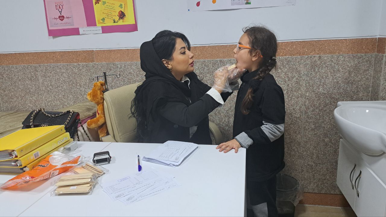حضور دندان پزشک در مدرسه جهت معاینه دندان دانش آموزان 