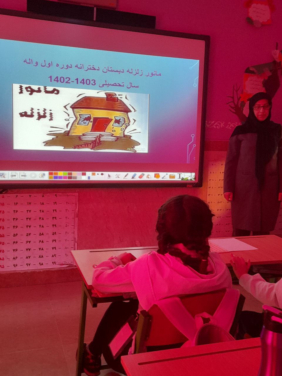 برگزاری مانور زلزله در مدرسه و آموزش به دانش آموزان در آذرماه 1403-1402