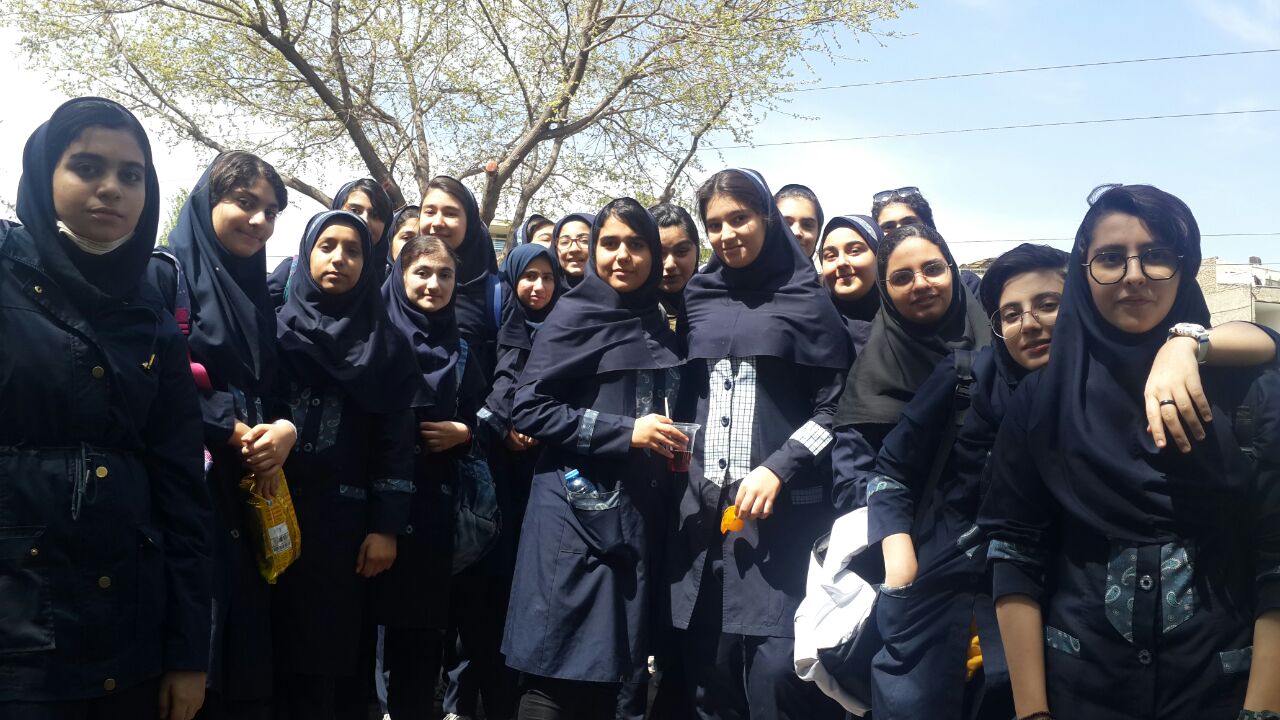 تشویق دانش آموزان برگزیده در مراسم یلدا (پارک چمران)