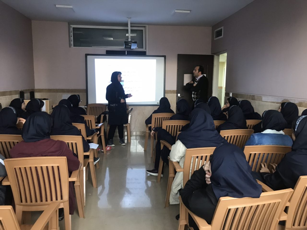 اولین همایش مشاوره ای ویژه دانش آموزان پایه نهم دبیرستان دخترانه سازمان آب