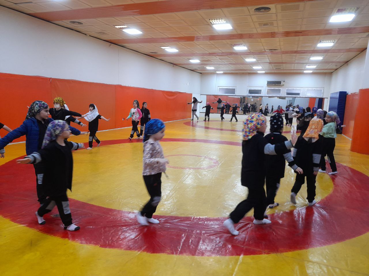 نگاهی کوتاه به برگزاری کلاس های ورزشی مدرسه اذرماه 1403-1402