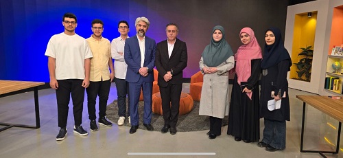 حضور معاون دبیرستان آقای صبری و دکتر سهیلی مشاور دبیرستان در پخش زنده صدا و سیما