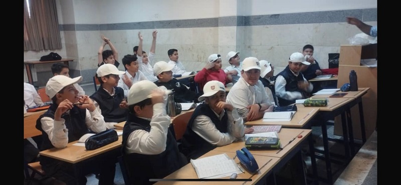 گرامیداشت سیزده آبان روز دانش آموز و اهدای کادو به دانش آموزان واله چیتگر