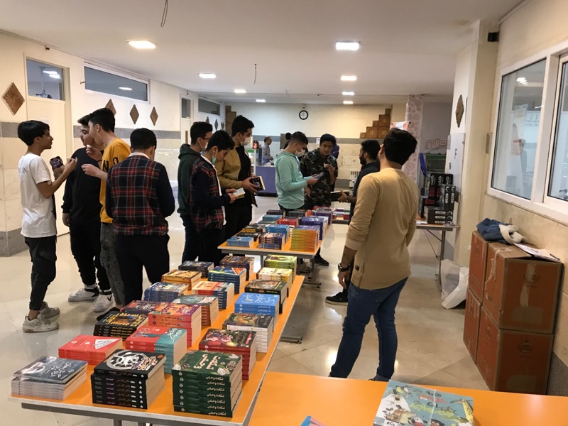 برگزاری نمایشگاه کتاب به مناسبت هفته کتابخوانی در دبیرستان واله چیتگر