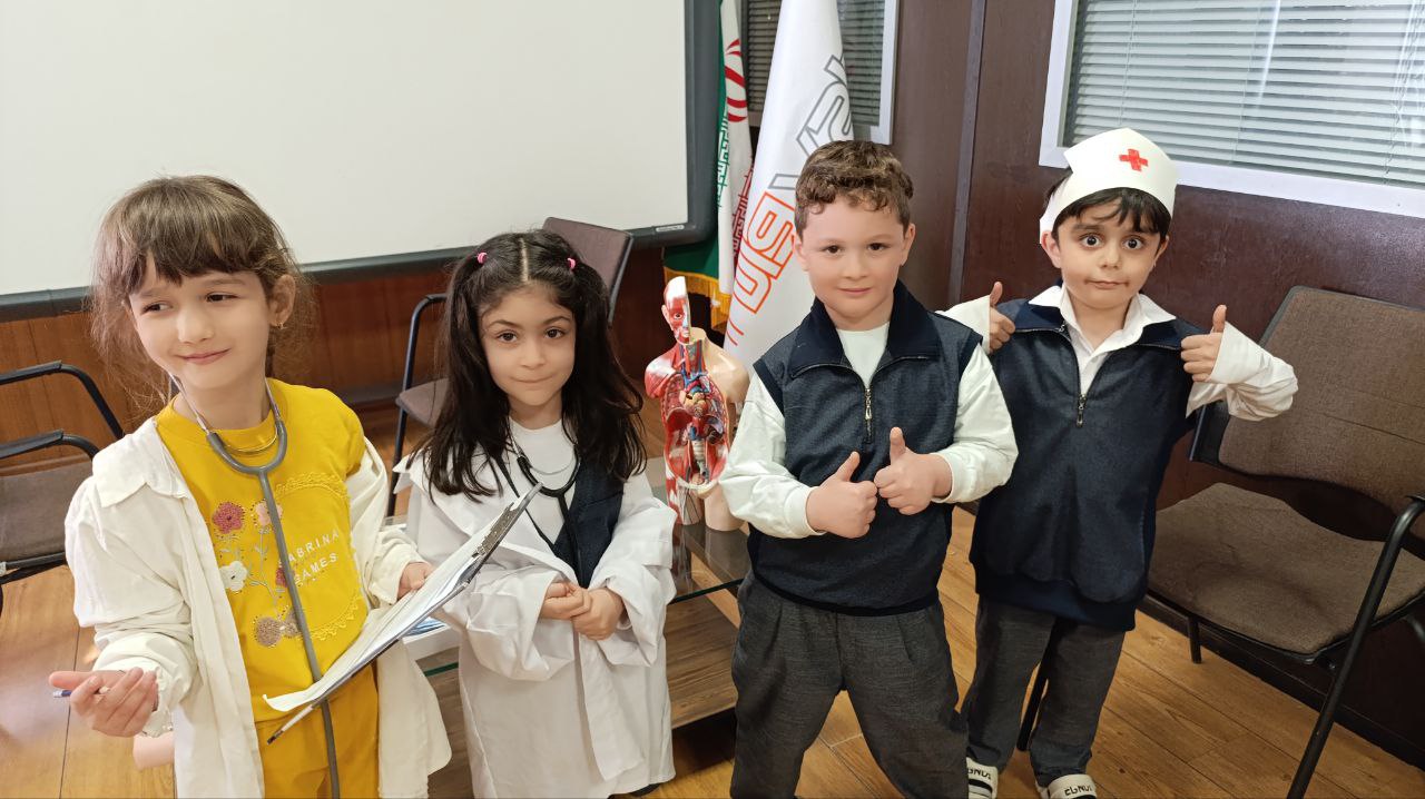 اجرای نمایش از نوآموزان واله ای به مناسبت روز پرستار