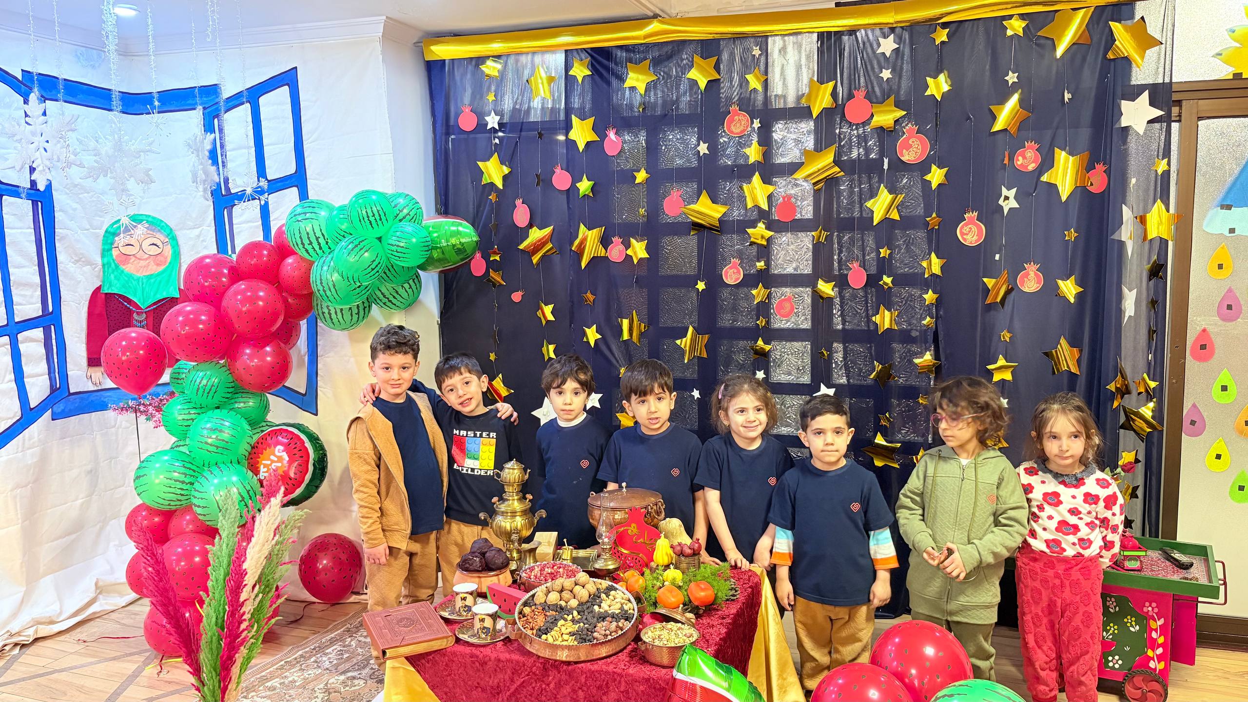 عکس کلاسی نوآموزان عزیز واله ای با دکور شب یلدا