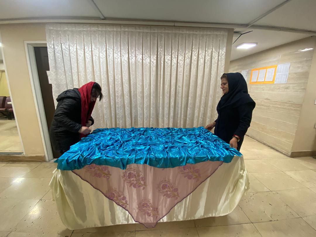 آماده سازی میز شب یلدا با همکاری اعضاء انجمن اولیاء و مربیان و تشکر از زحمات خانم امینی 