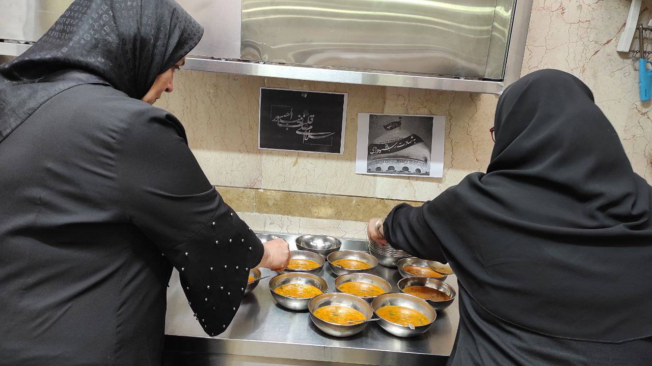 پخت نذری و توزیع به دانش آموزان در روز وفات حضرت زینب (س)