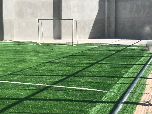 آماده سازی زمین چمن دبیرستان واله چیتگر جهت بهره برداری ورزشی دانش آموزان