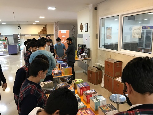 برگزاری نمایشگاه کتاب به مناسبت هفته کتابخوانی در دبیرستان واله چیتگر 