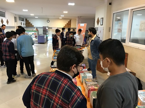 برگزاری نمایشگاه کتاب به مناسبت هفته کتابخوانی در دبیرستان واله چیتگر  