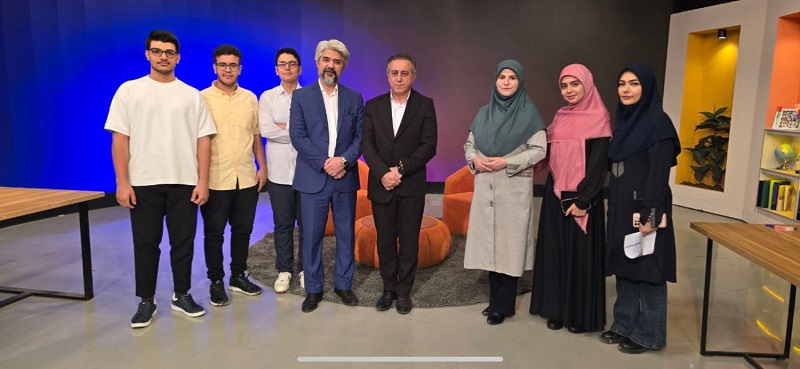 حضور معاون و مشاور دبیرستان و دانش آموزان در  پخش زنده صدا و سیما