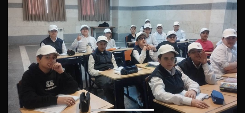 گرامیداشت سیزده آبان روز دانش آموز و اهدای کادو به دانش آموزان واله چیتگر