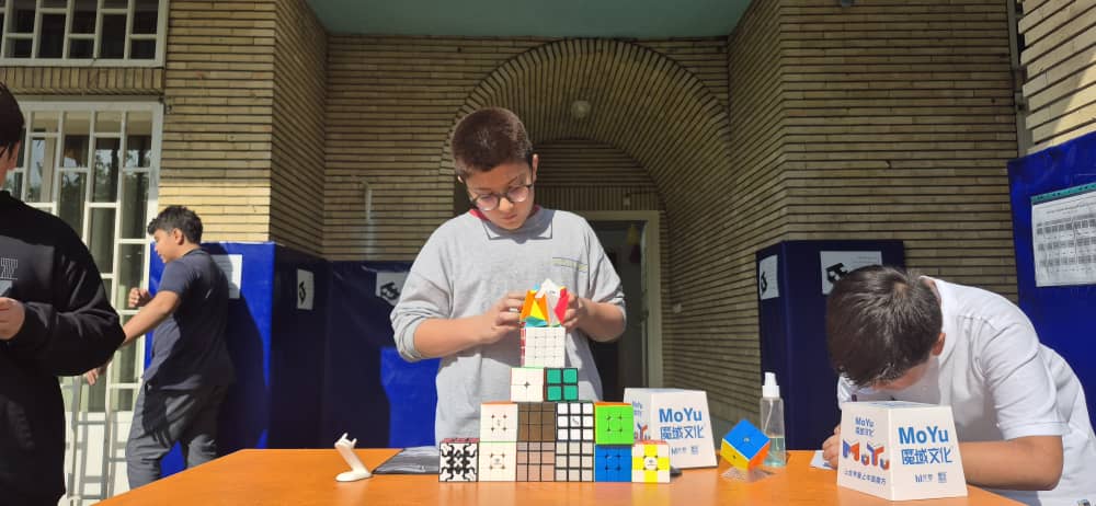 برگزاری مسابقه روبیک به مناسبت روز دانش آموز