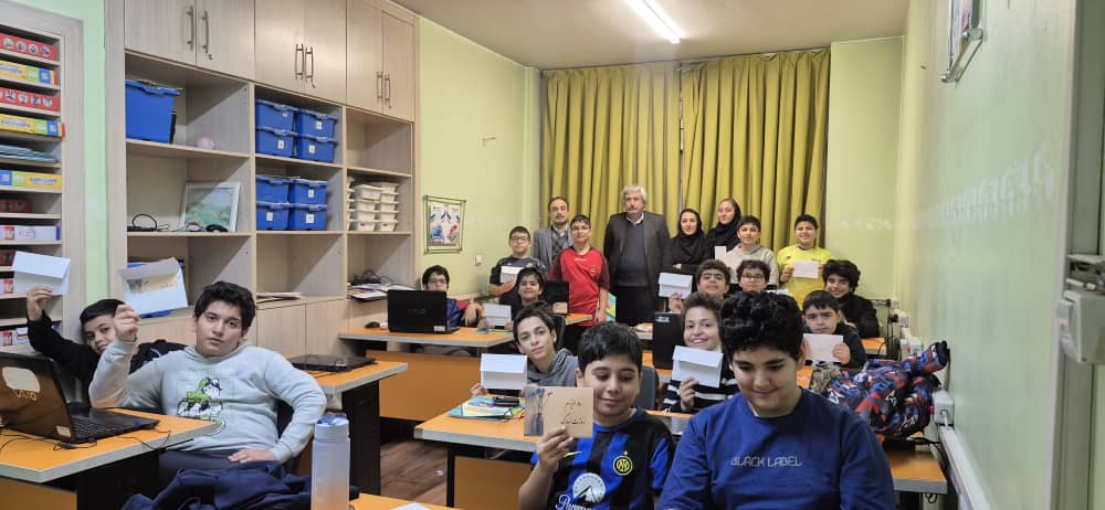 اهدای کارت‌پستال روز مادر به دانش‌آموزان دبستان واله قیطریه